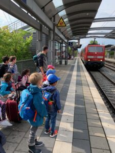 Wir fahren auch mit der Bahn - ein großes Highlight für alle Kinder