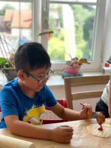 Pizza selbst gemacht, gemeinsam mit Ferienkindern